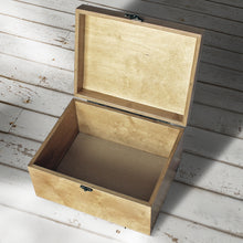 Lade das Bild in den Galerie-Viewer, Individuell gravierte Erinnerungsbox mit Babyfuchsbild, Geschenk für Neugeborene, Rustikale Box