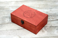 Cargar imagen en el visor de la galería, Caja de madera con monograma personalizado, joyero con monograma