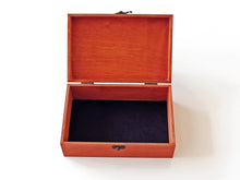Cargar imagen en el visor de la galería, Caja de madera con monograma personalizado, joyero con monograma
