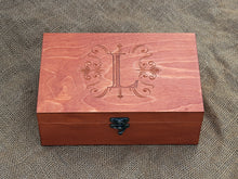 Cargar imagen en el visor de la galería, Caja de madera personalizada con monograma