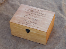 Lade das Bild in den Galerie-Viewer, Holzbox für Baby Mädchen, Personalisierte Erinnerungsbox, Zeitkapsel zum ersten Geburtstag