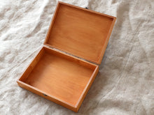 Lade das Bild in den Galerie-Viewer, Personalisierte Erinnerungsbox mit Lebensbaum und individuellem Vers, Erinnerungsbox für Kinder und Jugendliche