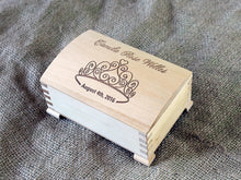 Lade das Bild in den Galerie-Viewer, Personalisierte Holzbox, Ringträgerbox, Personalisierte Ringbox, Personalisierte Schmuckbox, Andenkenbox
