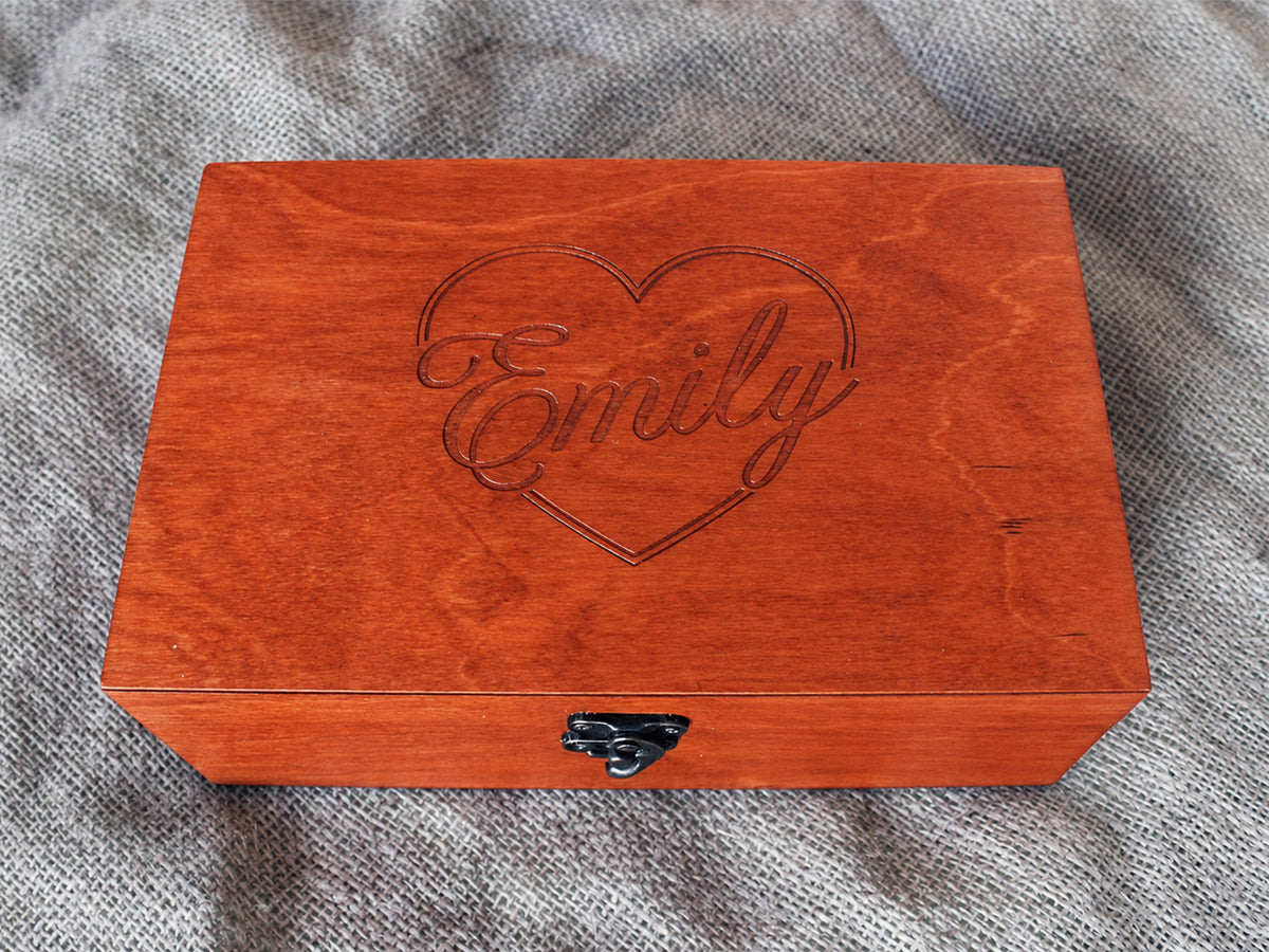 Personalisierte Erinnerungsbox aus Holz, Schmuckschatulle mit individueller Gravur, Schatzkiste