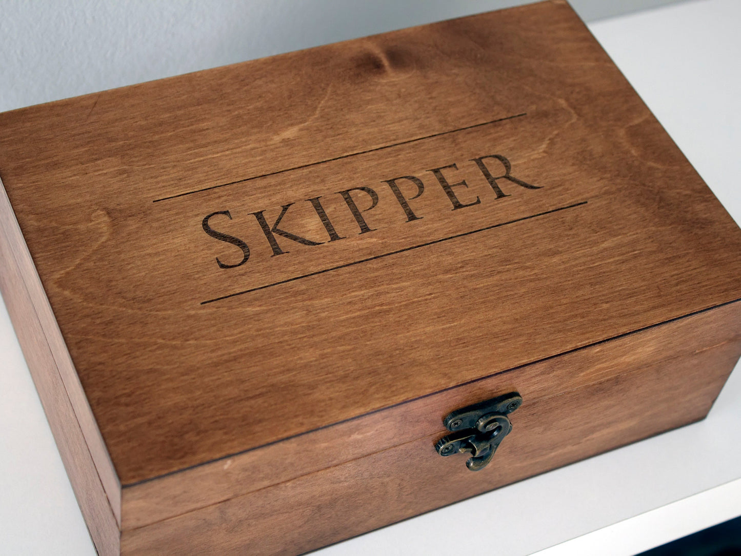 custom engraved wooden box in walnut with name Skipper, personalized per urn