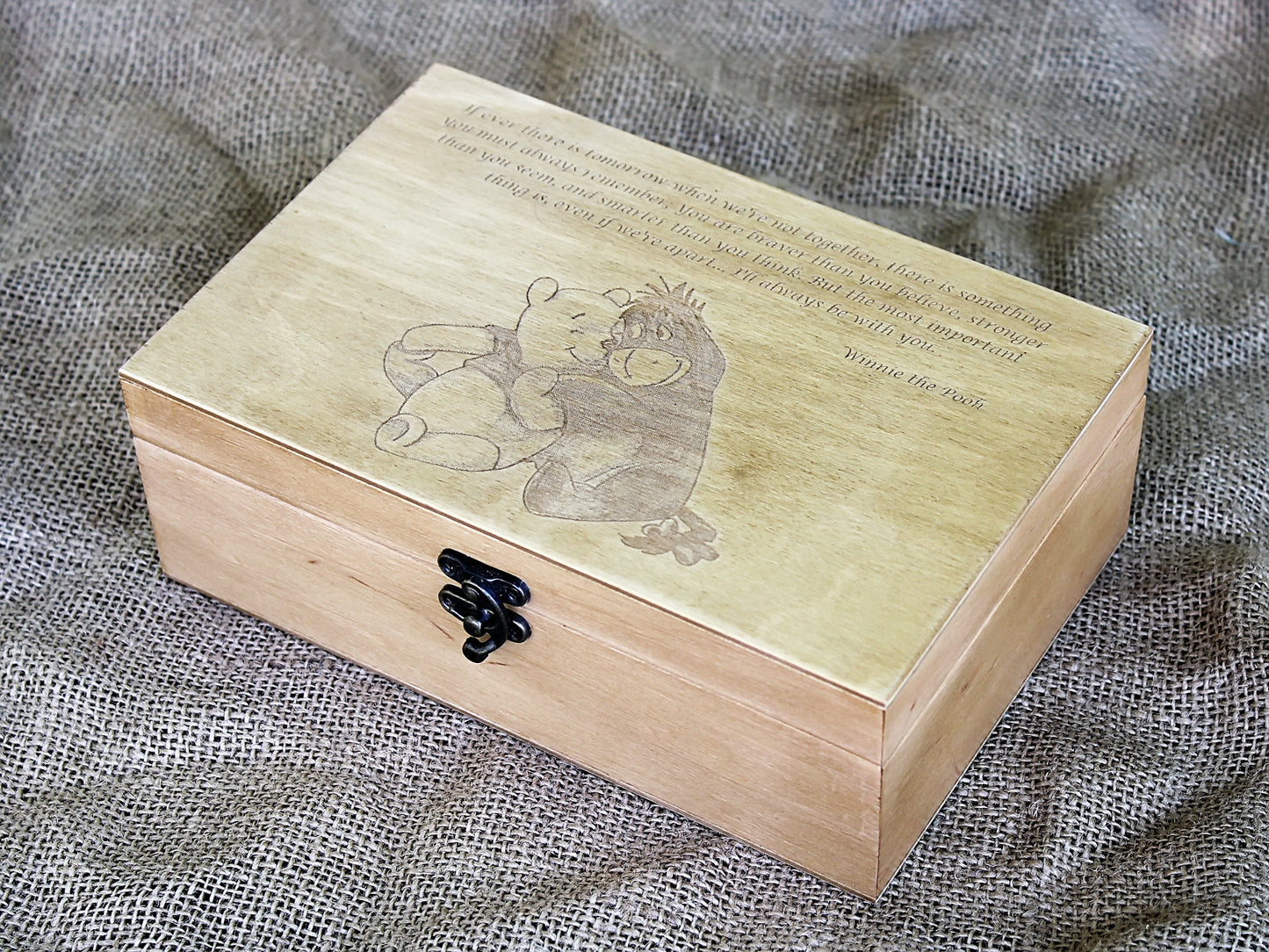 Erinnerungsbox mit eingraviertem Winnie-the-Pooh-Vers, Winnie- und I-Aah-Bild auf der Box