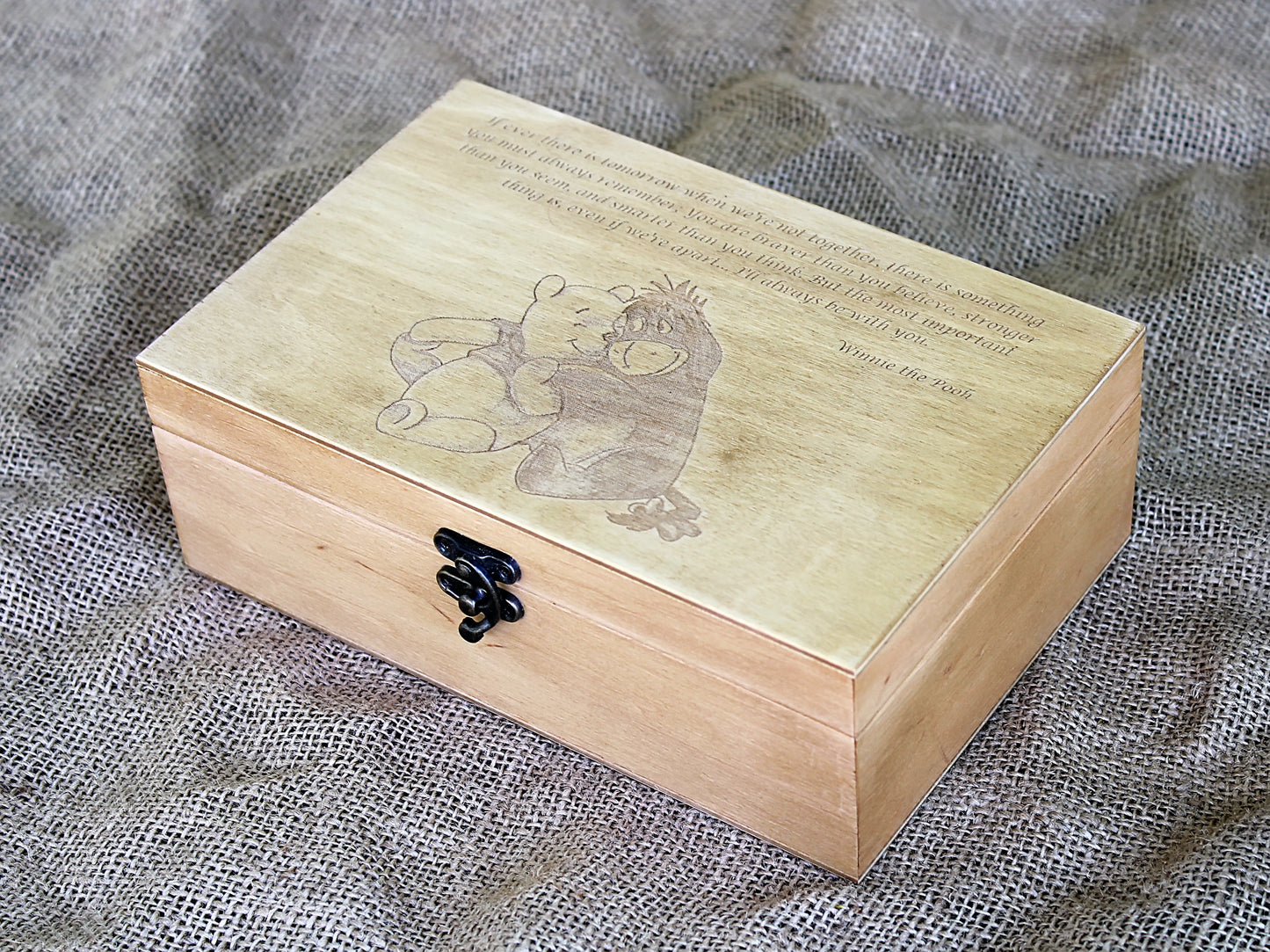 Erinnerungsbox mit eingraviertem Winnie-the-Pooh-Vers, Winnie- und I-Aah-Bild auf der Box